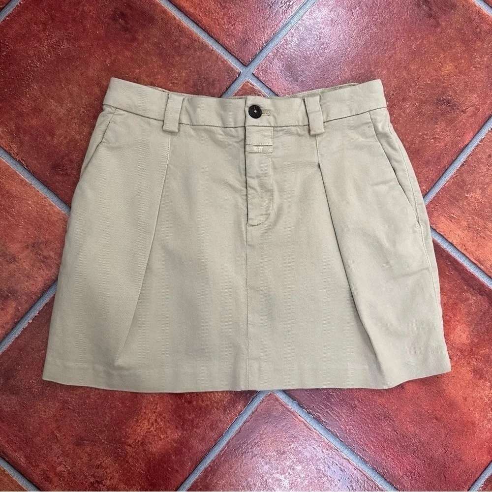 Closed Pleated Cotton Mini Skirt